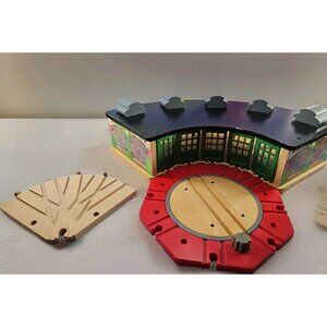 Thomas & Friends Wooden Railway Roundhouse + Turntable and 5 Way Track